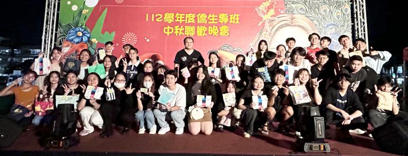 三信家商僑生專班中秋聯歡活動 師生烤肉歌舞彈唱穿插驚喜摸彩