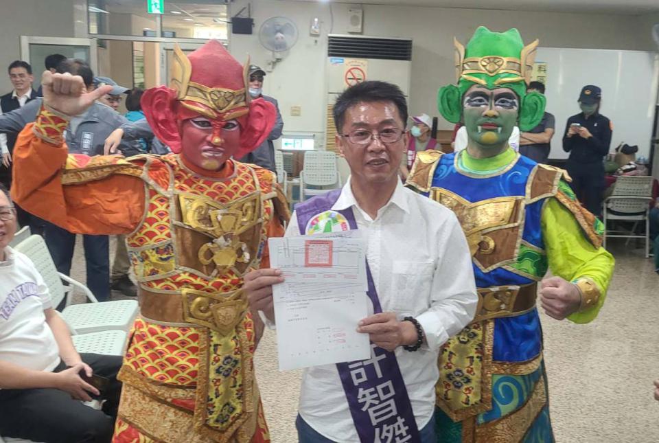 民進黨高市鳳山區立委參選人許智傑完成登記 媽祖中壇元帥駐駕競總祈願國泰民安