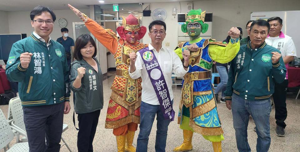 民進黨高市鳳山區立委參選人許智傑完成登記 媽祖中壇元帥駐駕競總祈願國泰民安