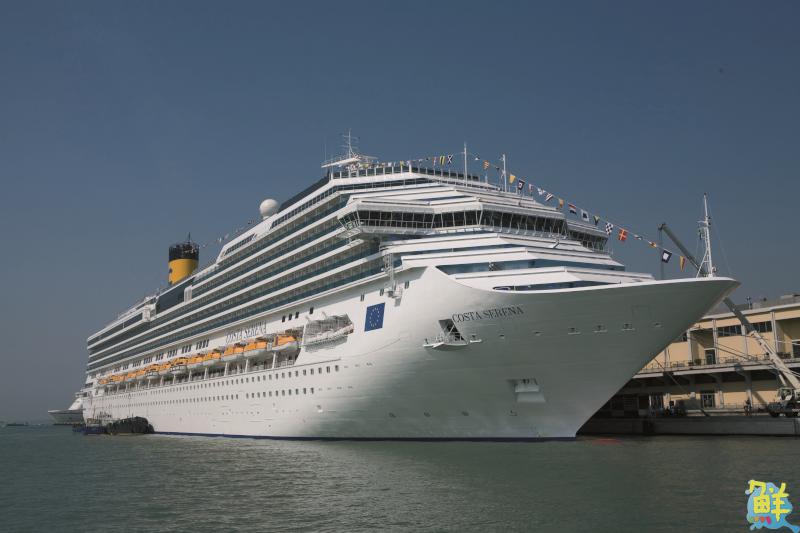 高雄國際郵輪觀光首屈一指!高規格200台無人機喜迎歌詩達莎倫娜號首航