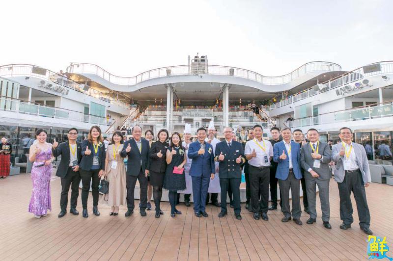 高雄國際郵輪觀光首屈一指!高規格200台無人機喜迎歌詩達莎倫娜號首航