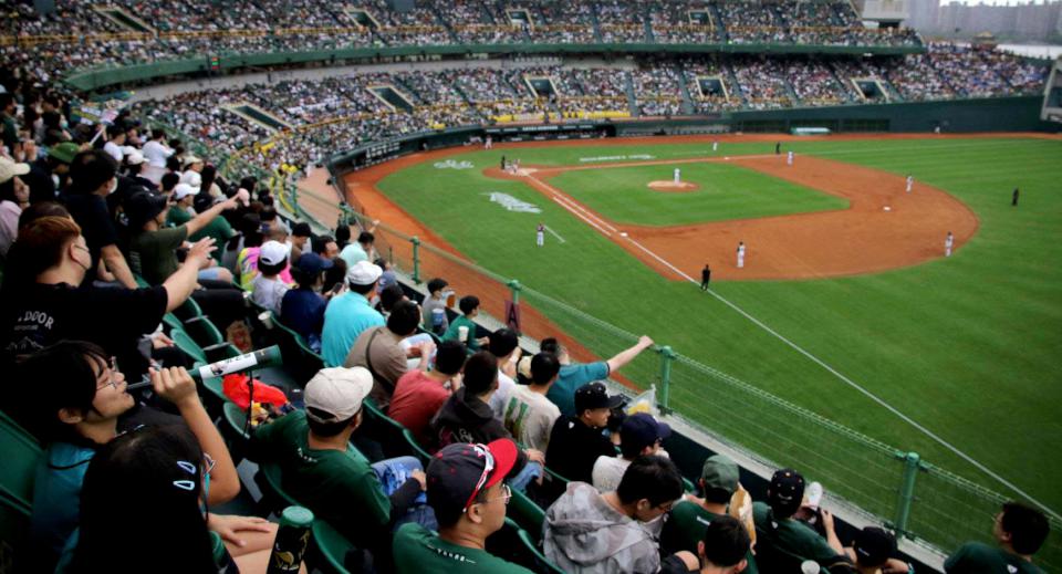 運發局續攜手中華職棒台鋼雄鷹隊 國中小高中生憑證上網預約看球銅板價50元