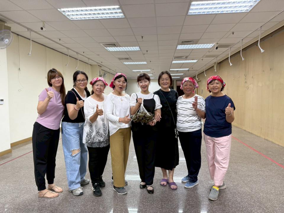 幼兒首次體驗端午包粽 新奇有趣