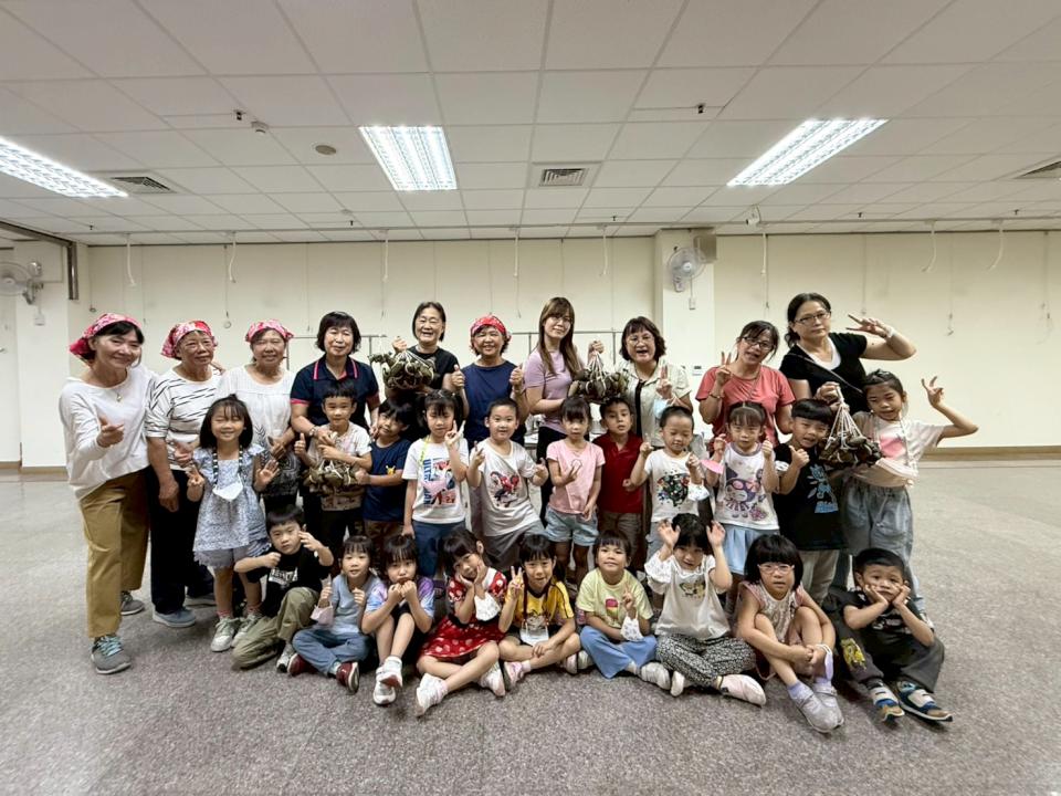 幼兒首次體驗端午包粽 新奇有趣