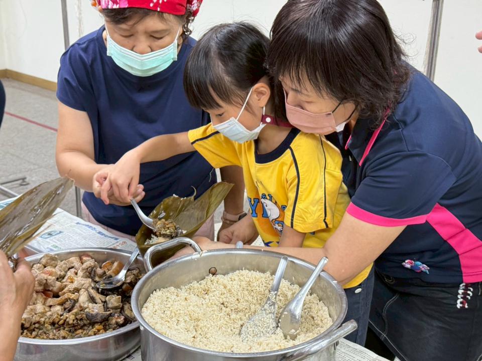 幼兒首次體驗端午包粽 新奇有趣