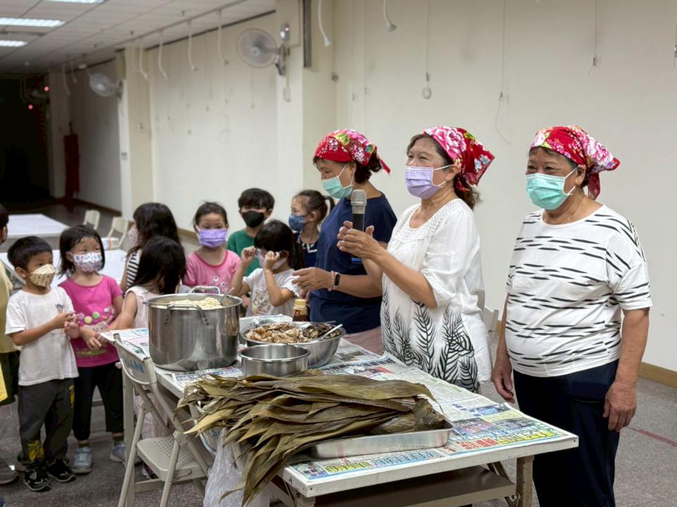 幼兒首次體驗端午包粽 新奇有趣
