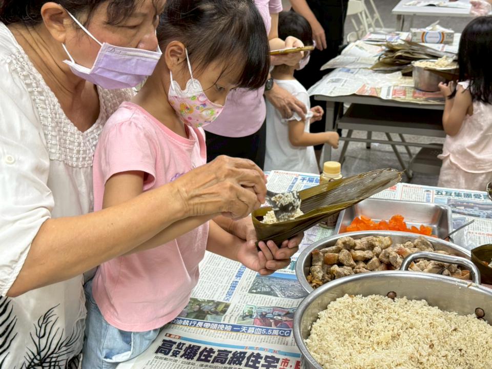 幼兒首次體驗端午包粽 新奇有趣