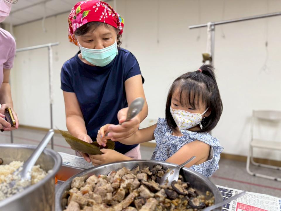 幼兒首次體驗端午包粽 新奇有趣
