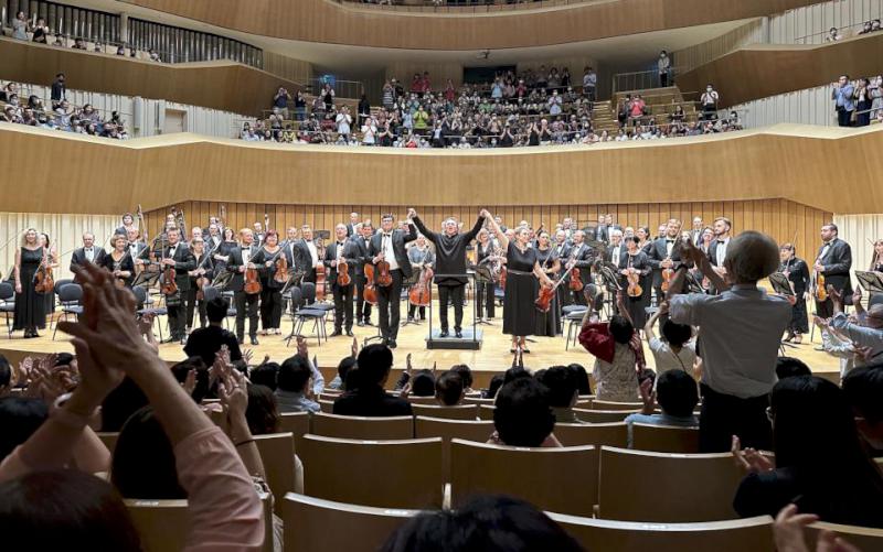 烏克蘭國家交響樂團巡迴高雄衛武營演出第二場 市府送上台灣特色美食飲品款待團員