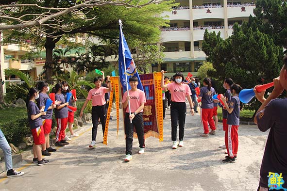 中山工商109學年度全國高中排球聯賽二連霸 5球員獲6個人獎師生夾道歡迎