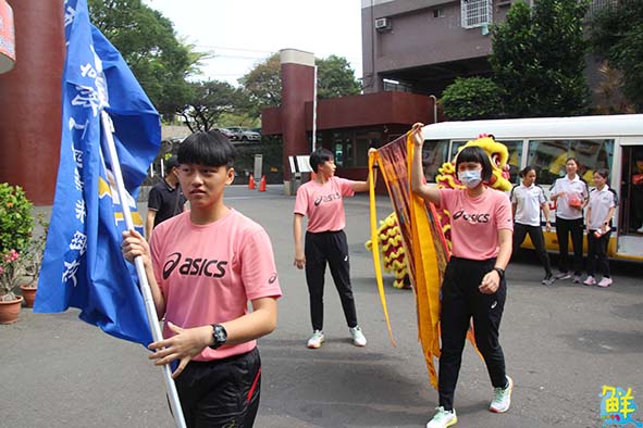 中山工商109學年度全國高中排球聯賽二連霸 5球員獲6個人獎師生夾道歡迎