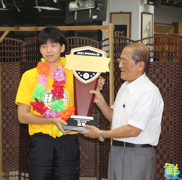 中山工商109學年度全國高中排球聯賽二連霸 5球員獲6個人獎師生夾道歡迎