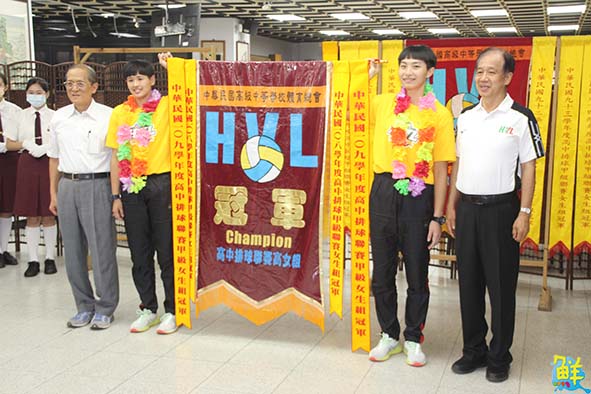 中山工商109學年度全國高中排球聯賽二連霸 5球員獲6個人獎師生夾道歡迎