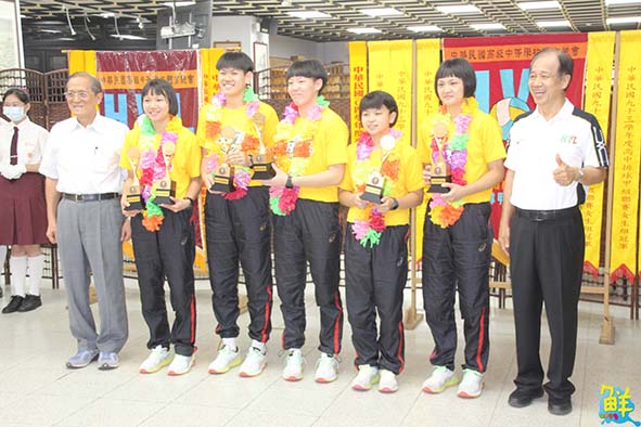 中山工商109學年度全國高中排球聯賽二連霸 5球員獲6個人獎師生夾道歡迎