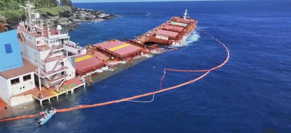 中颱山陀兒襲台致巴貝多籍貨輪擱淺蘭嶼鄉海域 海保署等單位續移除殘貨及船體