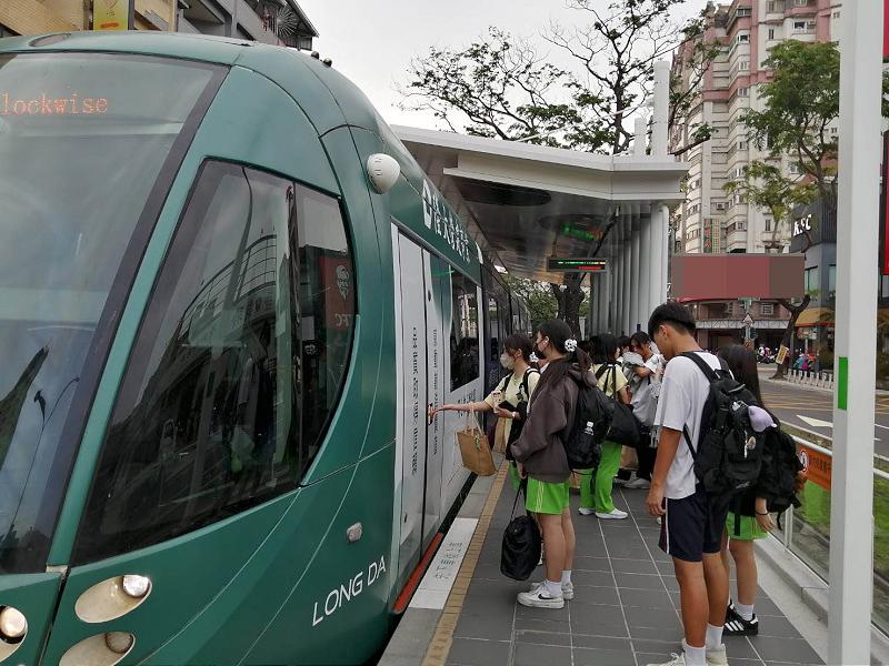 高雄輕軌便利通學就醫 114上半年運量雙成長 續優化營運策略滿足使用者需求