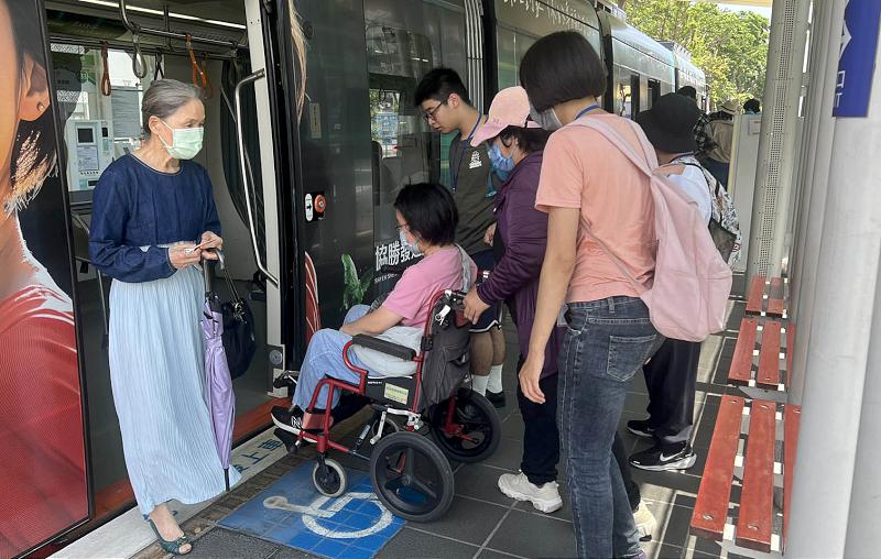 高雄輕軌便利通學就醫 114上半年運量雙成長 續優化營運策略滿足使用者需求