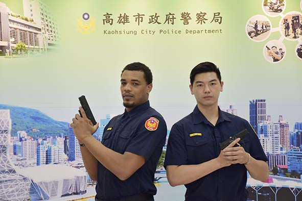 中職籃球隊高雄全家海神跨界攜手高市警局 邀2中外球員入鏡拍照宣導預防犯罪