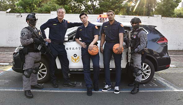 中職籃球隊高雄全家海神跨界攜手高市警局 邀2中外球員入鏡拍照宣導預防犯罪