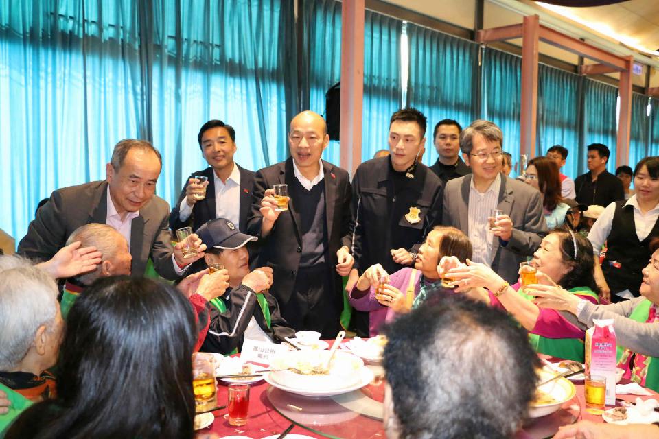 韓國瑜與獨居長輩 圍爐慶歲末