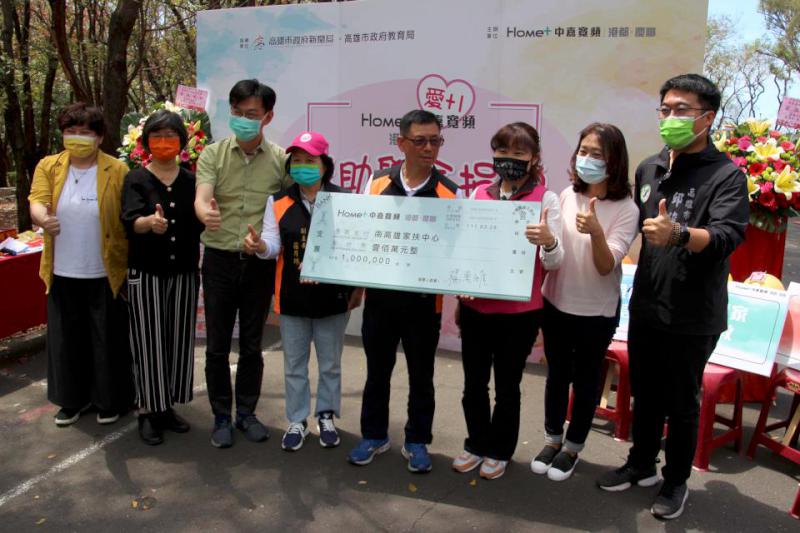 高雄有線電視業者贈100萬元挹注南家扶中心獎助金 扶助家庭親子烤肉趣學媒體識讀