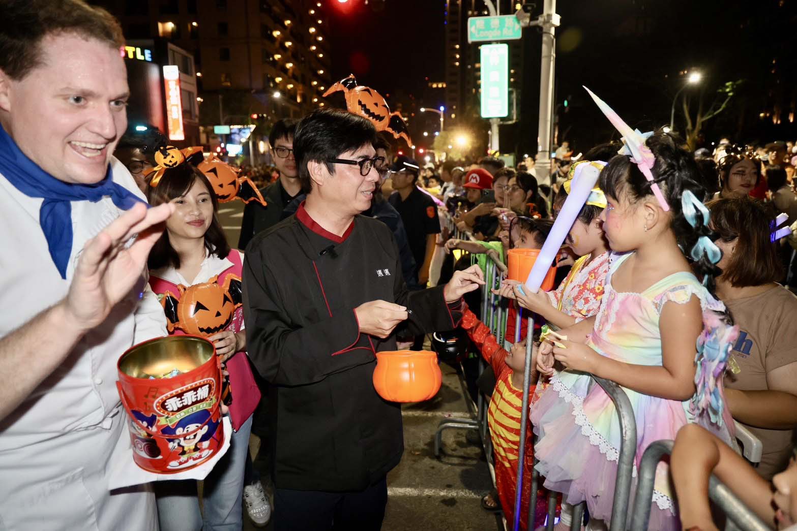 高市府2024高雄萬聖節踩街遊行逾8萬人見證 陳其邁化身黑湯匙主廚發送糖果