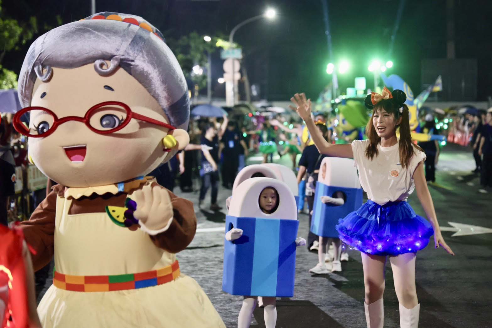 高市府2024高雄萬聖節踩街遊行逾8萬人見證 陳其邁化身黑湯匙主廚發送糖果