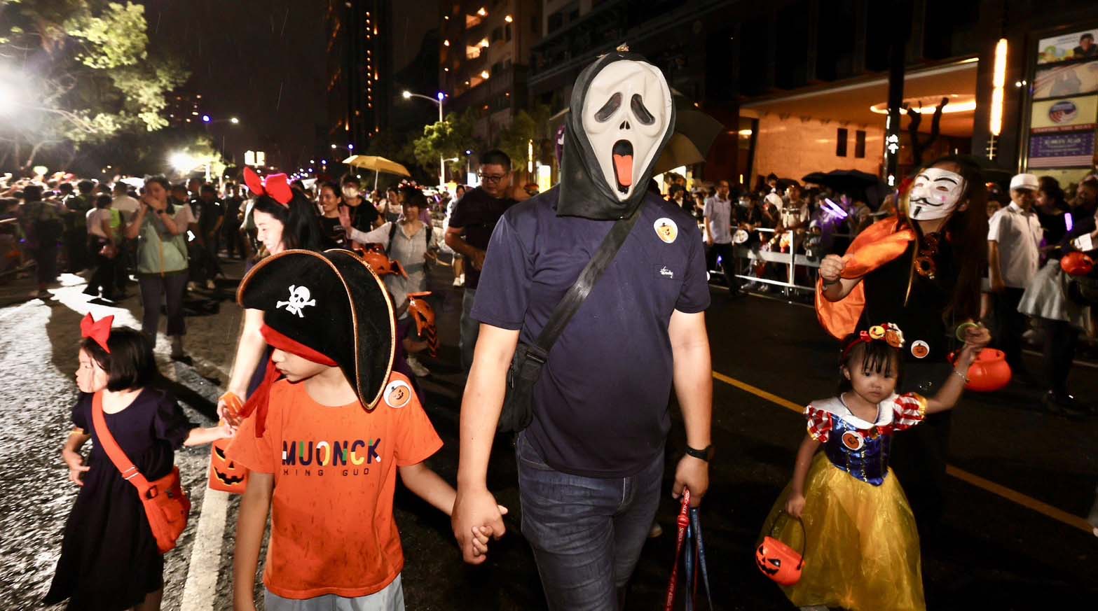 高市府2024高雄萬聖節踩街遊行逾8萬人見證 陳其邁化身黑湯匙主廚發送糖果