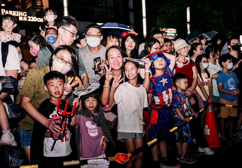 高市府2024高雄萬聖節踩街遊行逾8萬人見證 陳其邁化身黑湯匙主廚發送糖果