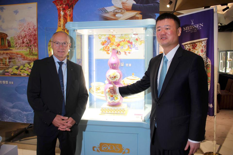 國裕精品麥森瓷器特展巡迴高雄前金區百貨 瓷畫大師現場演示彩繪