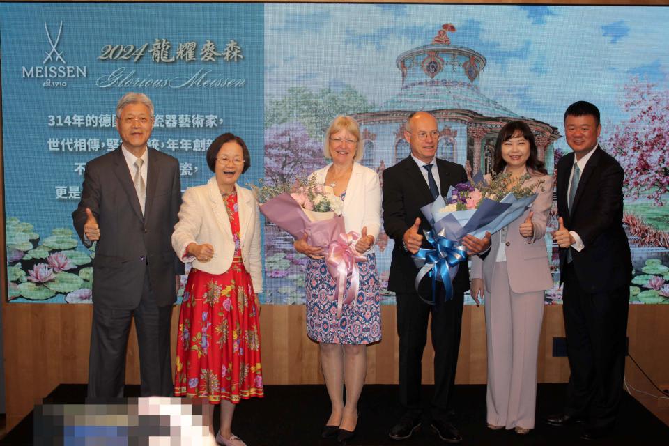 國裕精品麥森瓷器特展巡迴高雄前金區百貨 瓷畫大師現場演示彩繪