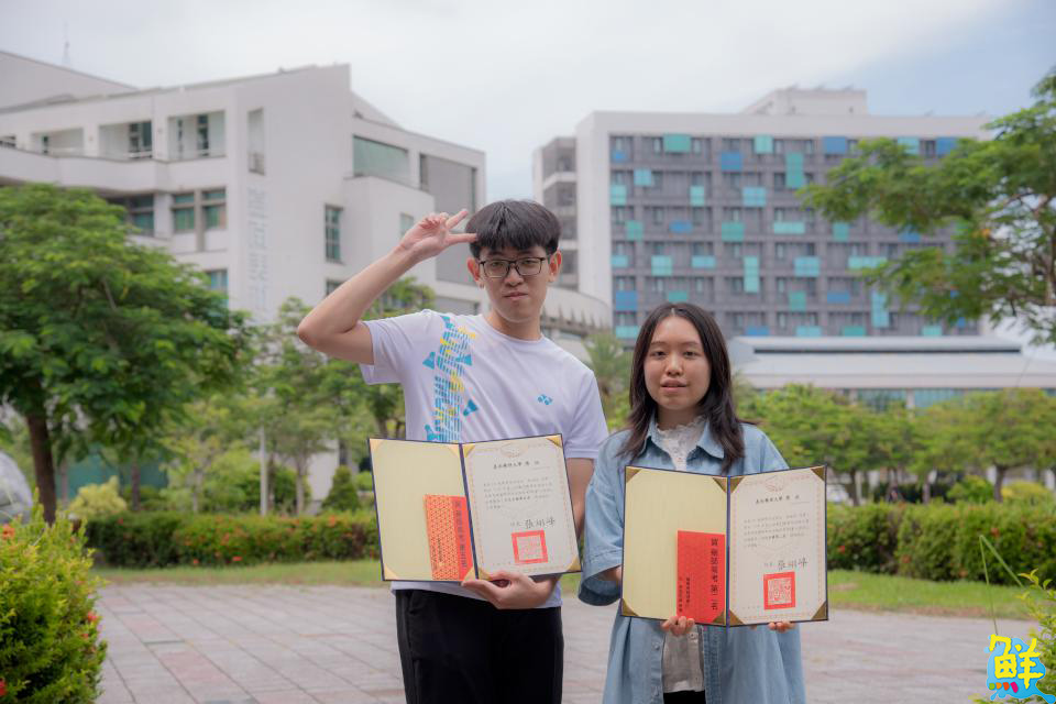 藥界新星誕生!嘉藥在校生奪藥師國考榜眼與第五名 通過率穩居全國之冠