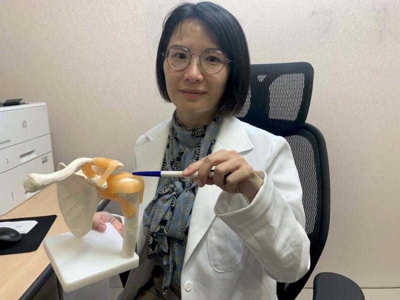 高市6旬製麵廠老闆長期肩膀疼痛合併板機指 中正脊椎骨科醫院手術加復建改善