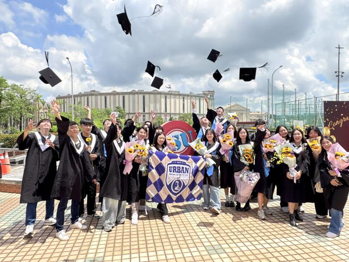 義大114年畢典 近2100名學生歡喜離校