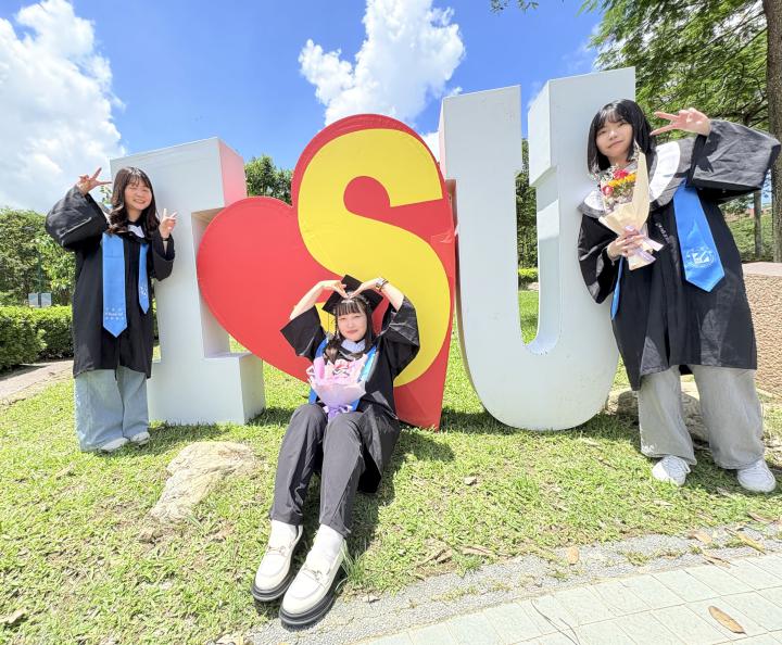 義大114年畢典 近2100名學生歡喜離校