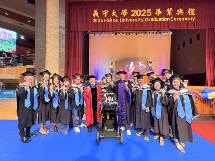 義大114年畢典 近2100名學生歡喜離校