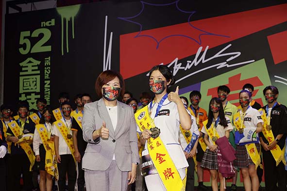 輔英科大護理系科師生參與國內外競賽 勇奪1金2銀1第4