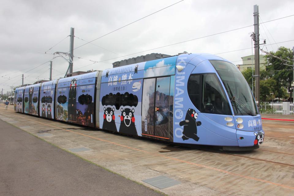 國籍航空攜手日本熊本縣推主題彩繪輕軌列車 一車廂熊本熊合體高雄熊友好連結