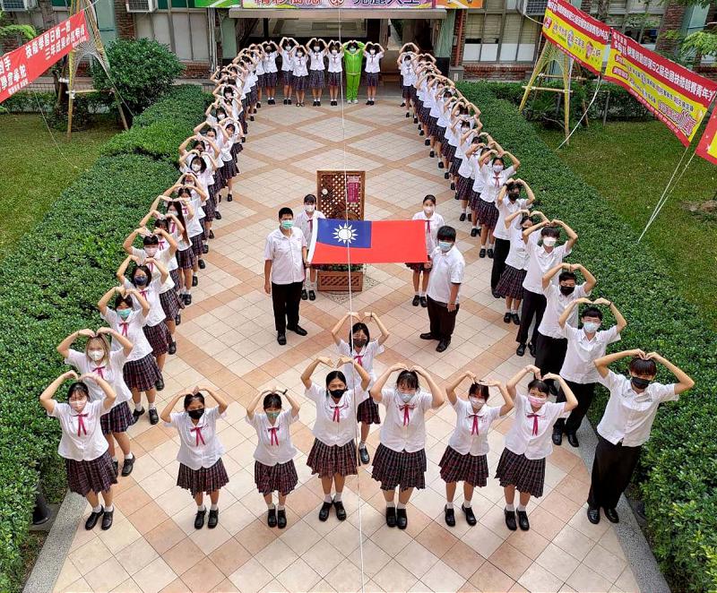 樹德家商教官室發起中華民國生日快樂活動 學生創意設計喜迎國慶