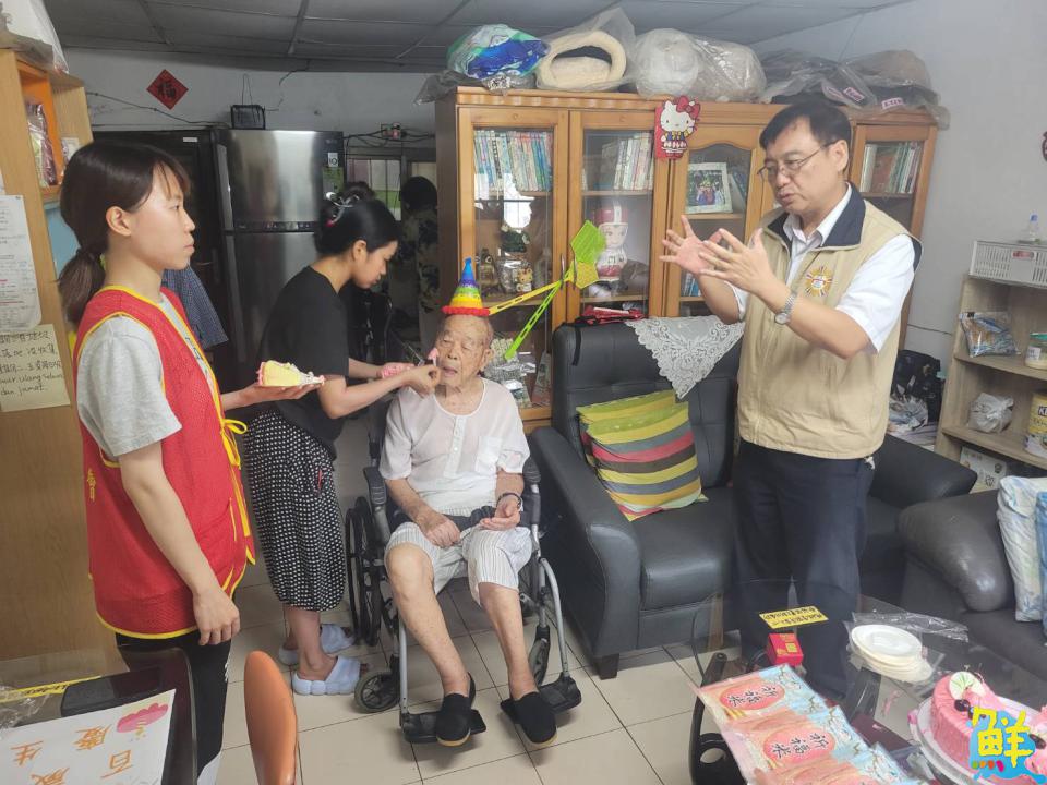 其樂融「榮」!高市榮服處前往榮民家中 為百歲人瑞慶祝壽誕