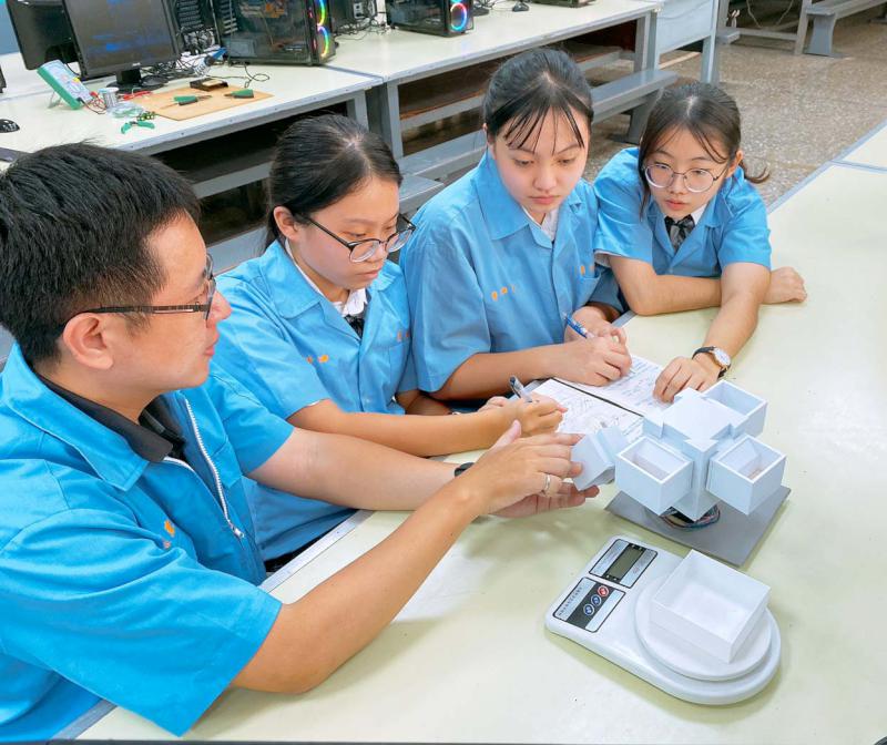 2022年第八屆韓國Wic世界創新發明大賽 高市高英工商3資訊科生智能調味罐奪金