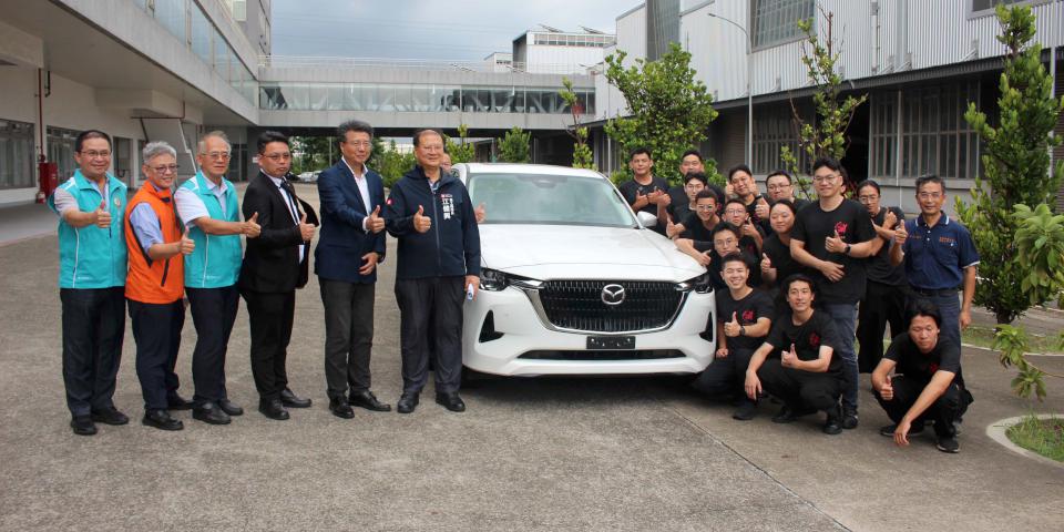 高市勞工局訓就中心114年首梯產訓合作職訓班 145名學員喜獲證書