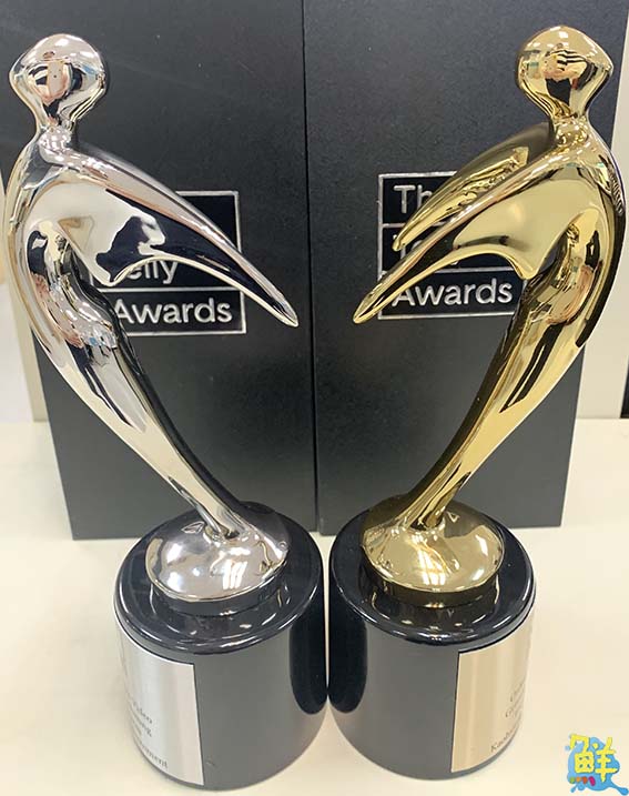 高雄觀光主題曲〈出去走走〉獲美國泰利獎一金一銀!觀光局長周玲妏接受黃明志獻獎