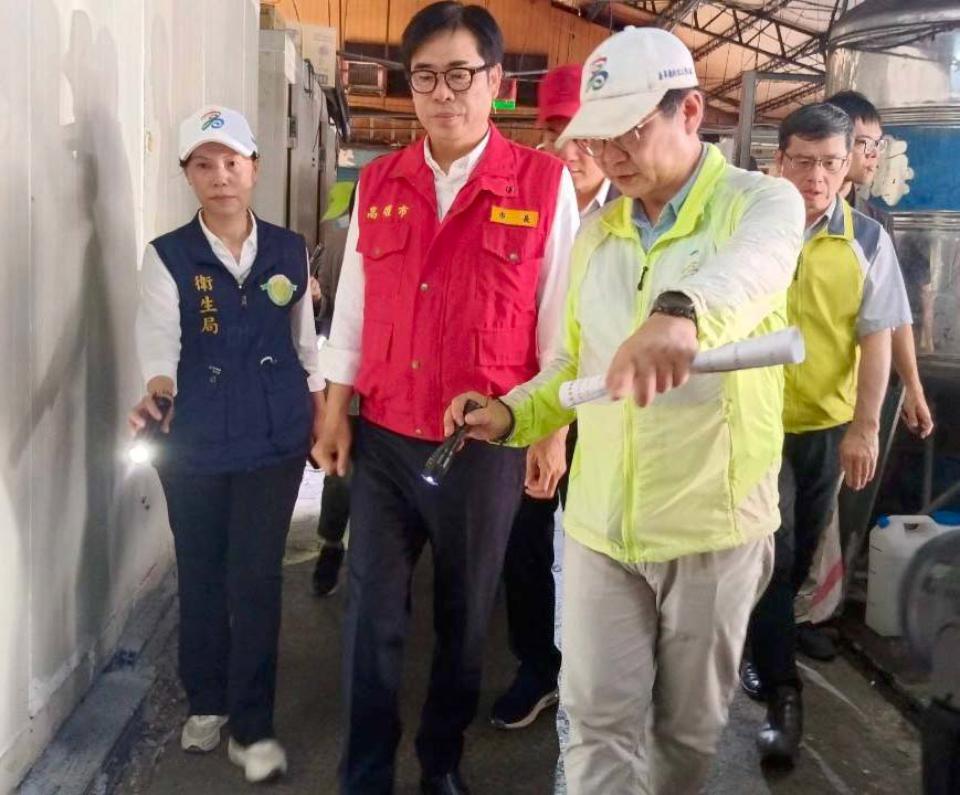 陳其邁率市府防疫團隊視察鳳山區北門、牛稠埔市場 要求自主巡檢落實巡倒清刷防登