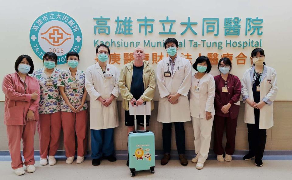 加拿大男遊客高市駁二藝術特區失足落海 大同醫院加護病房團隊急救搶命