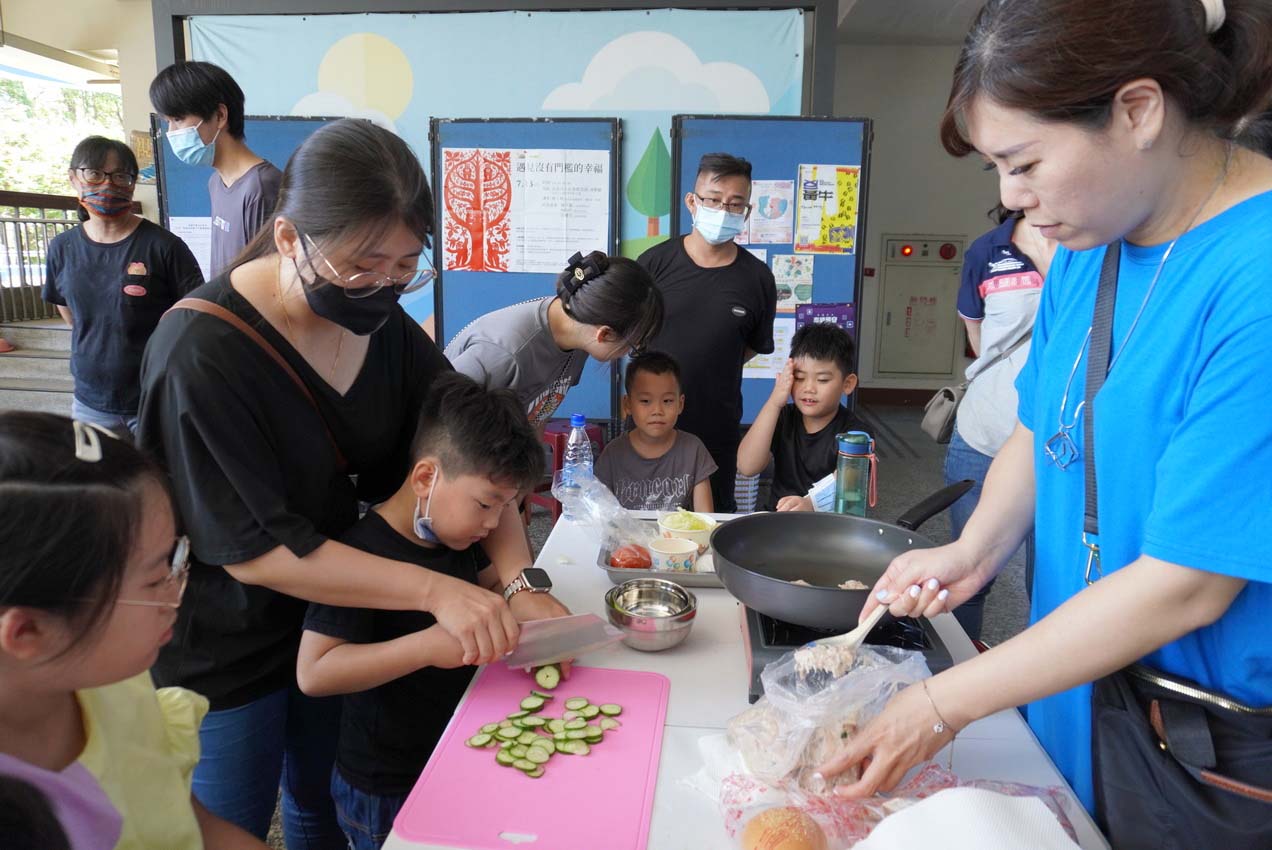 社教館邀張瓊尹前進旗津區中洲國小 指導160名親子手作魚香堡