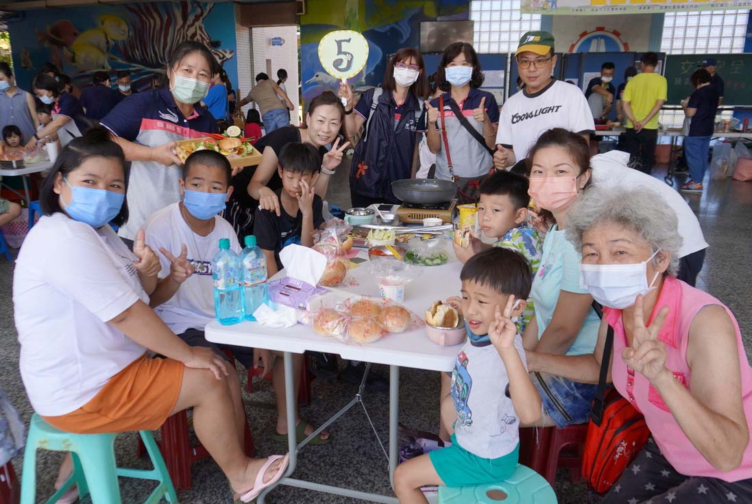 社教館邀張瓊尹前進旗津區中洲國小 指導160名親子手作魚香堡