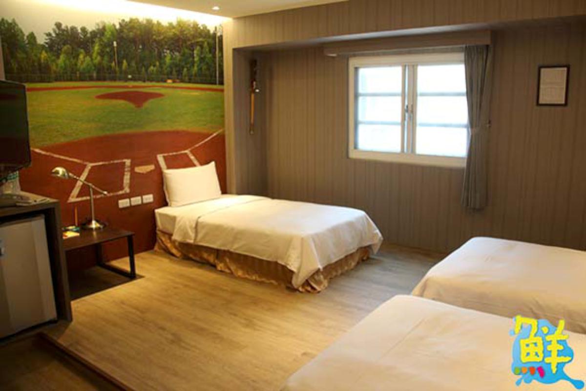 樂逸文旅棒球館 進駐高市六合夜市商圈開幕