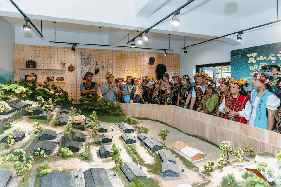 高市茂林區萬山岩雕文化館揭牌 「萬山層疊‧旭日東昇」特展同步開幕