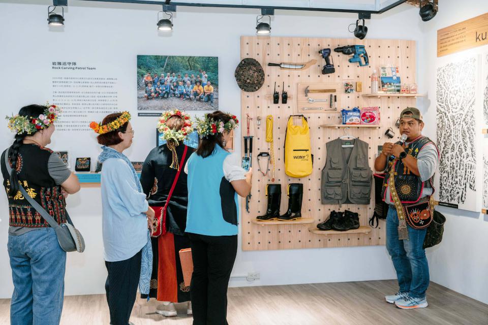 高市茂林區萬山岩雕文化館揭牌 「萬山層疊‧旭日東昇」特展同步開幕